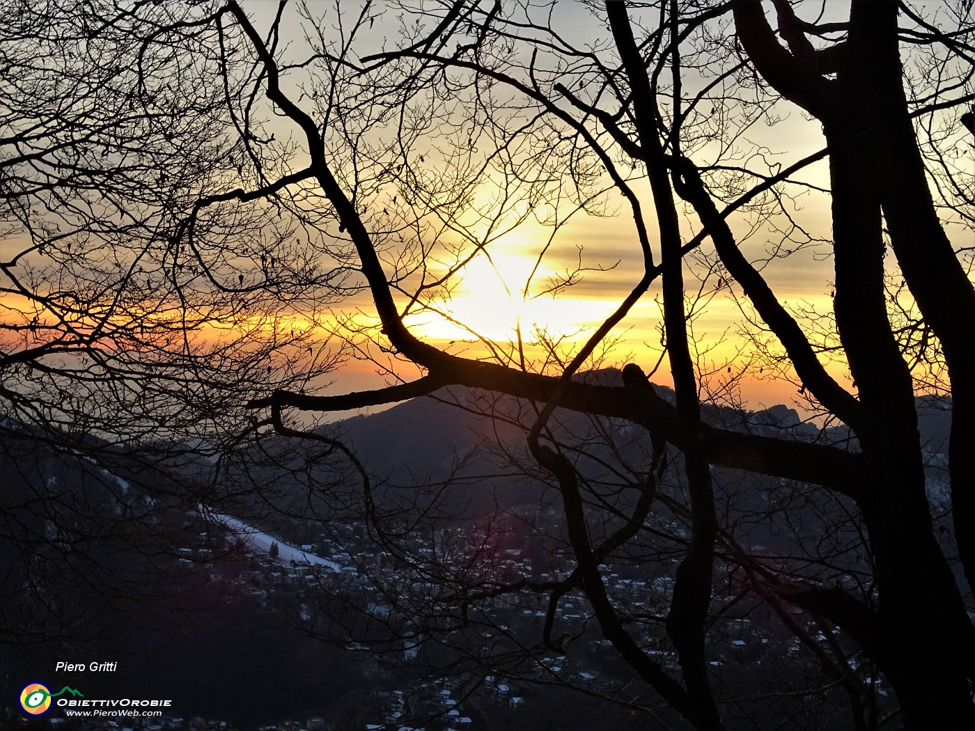 88 Discendo con vista sull'altopiano Selvino-Aviatico nella luce e nei colori del tramonto.JPG